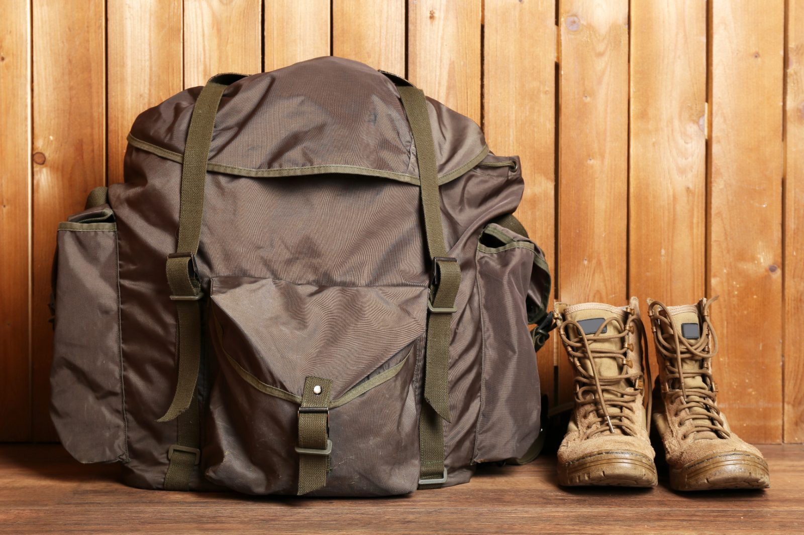 Lovski nahrbtnik pogosto nosi več kot le osnovne stvari.